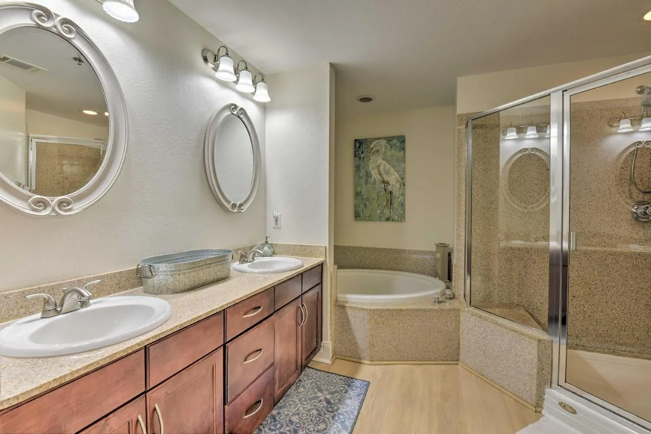 Comfy Pcb Condo With View And Private Beach Access! Panama City Beach Apartment